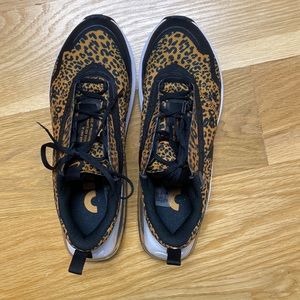 Only wore once. Super cute didn’t fit right.